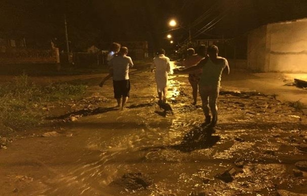Ir para  <p>As fortes chuvas seguidas de vento causaram estragos em pelo menos quatro cidades do Rio Grande do Sul entre a noite dessa ter&ccedil;a e a madrugada desta quarta-feira. Os munic&iacute;pios mais afetados foram Charqueadas,...